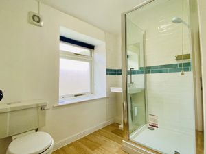 Shower room- click for photo gallery